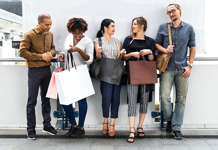 pessoas com sacolas de compras na Black Friday