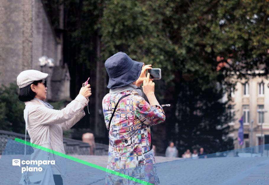 mulheres usando celular com roaming internacional